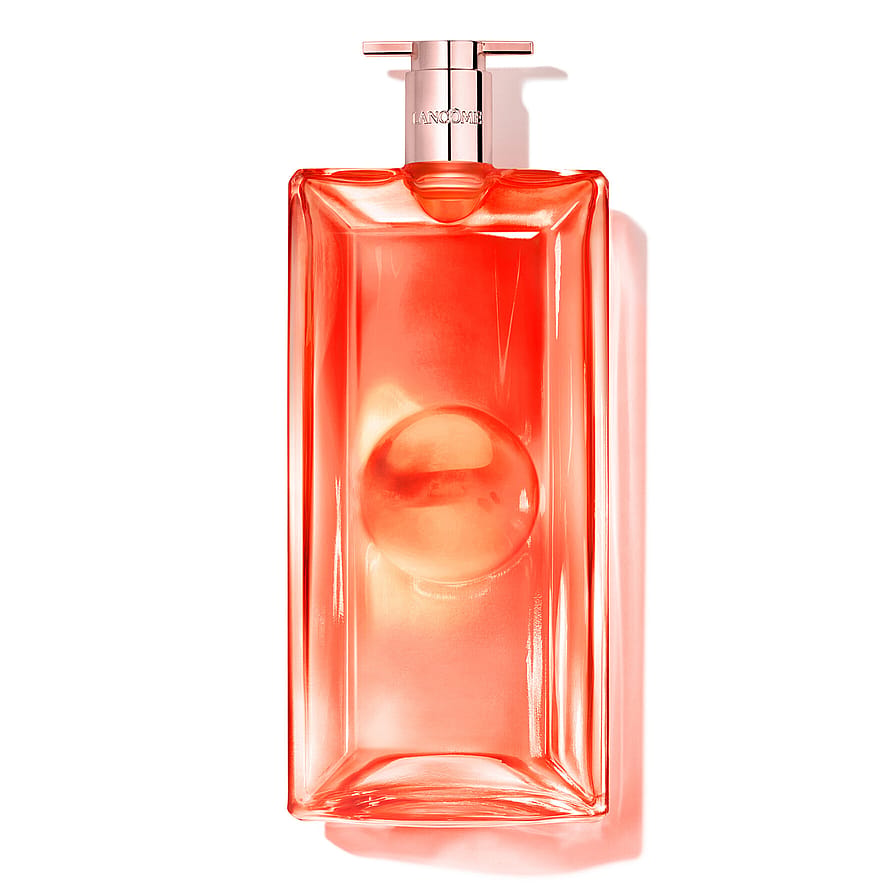 Lancôme Idôle Peach’N Roses parfymflaska med rosor i bakgrunden