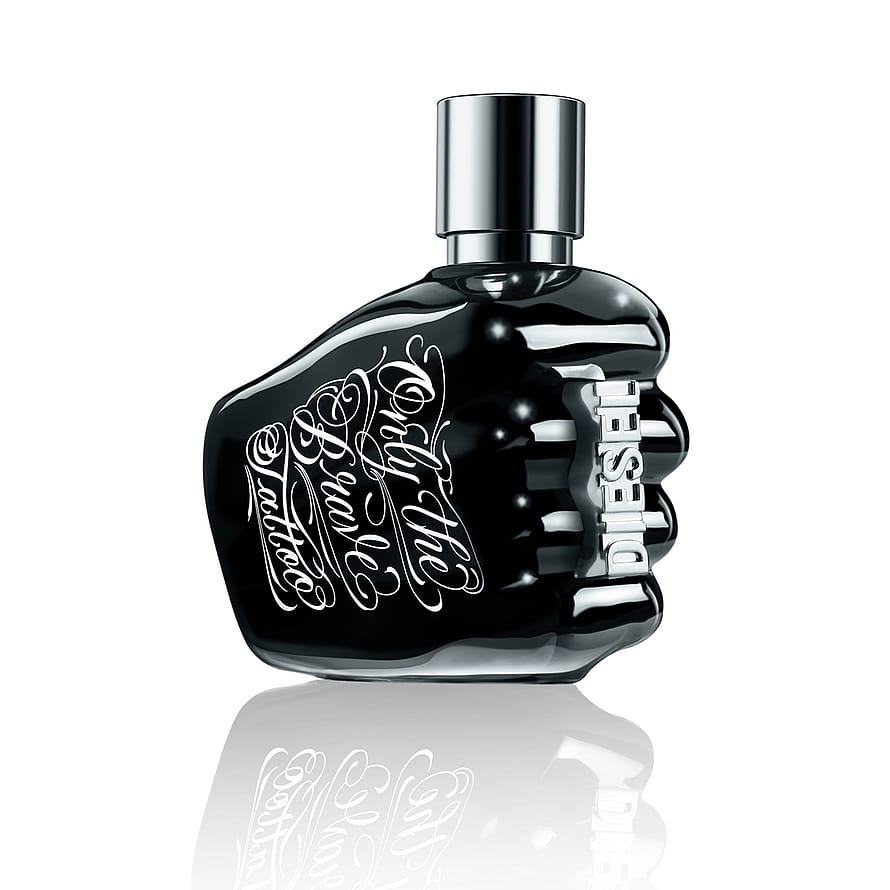 Svart Diesel Only The Brave Tattoo parfymflaska för herrar mot vit bakgrund