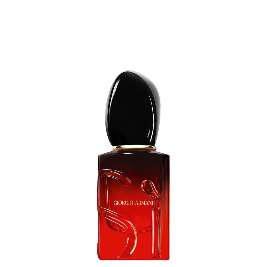Armani Sì Passione Intense parfymflaska mot vit bakgrund